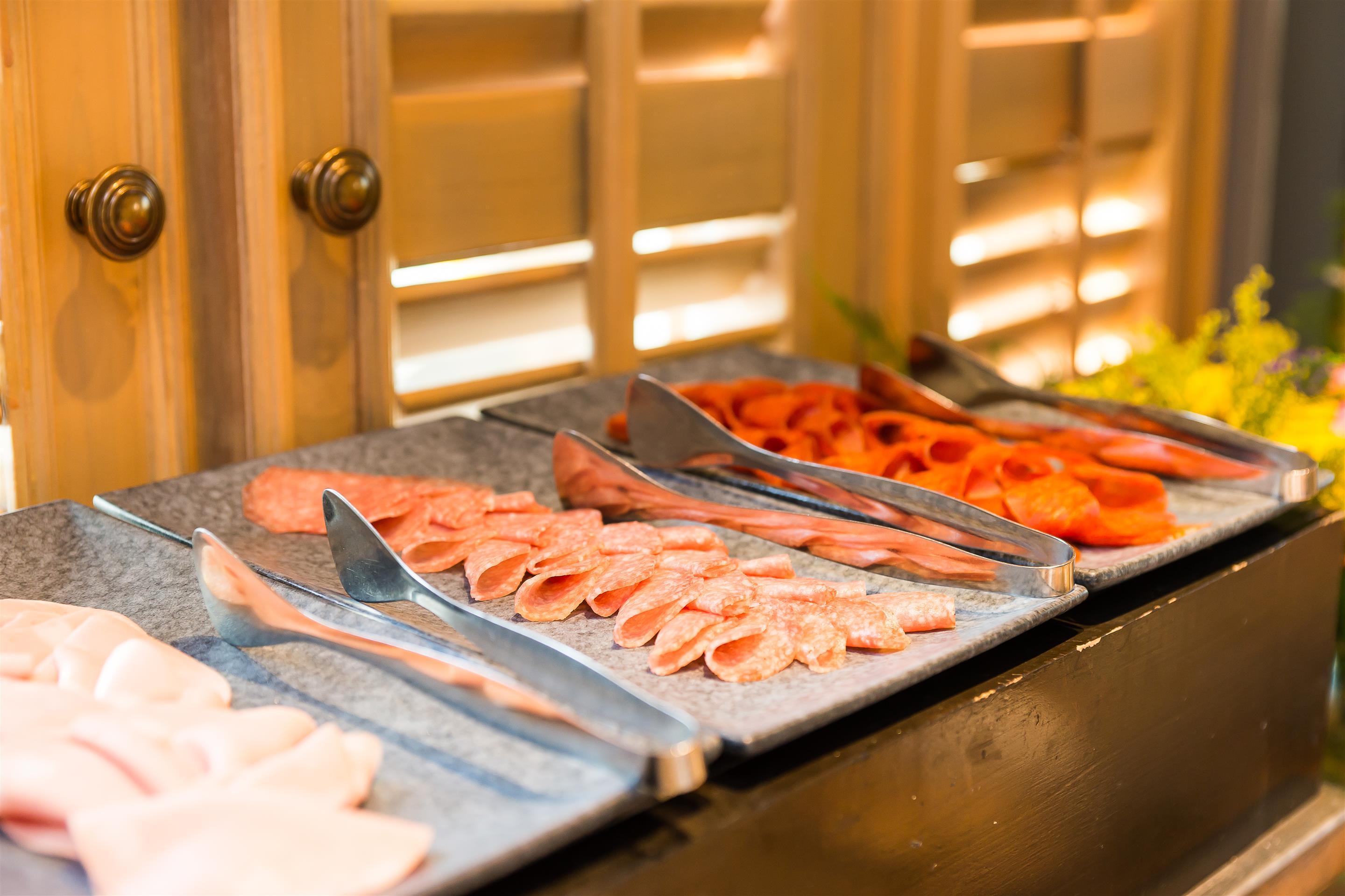 Akara Hotel Bangkok Zewnętrze zdjęcie A buffet of cold cuts