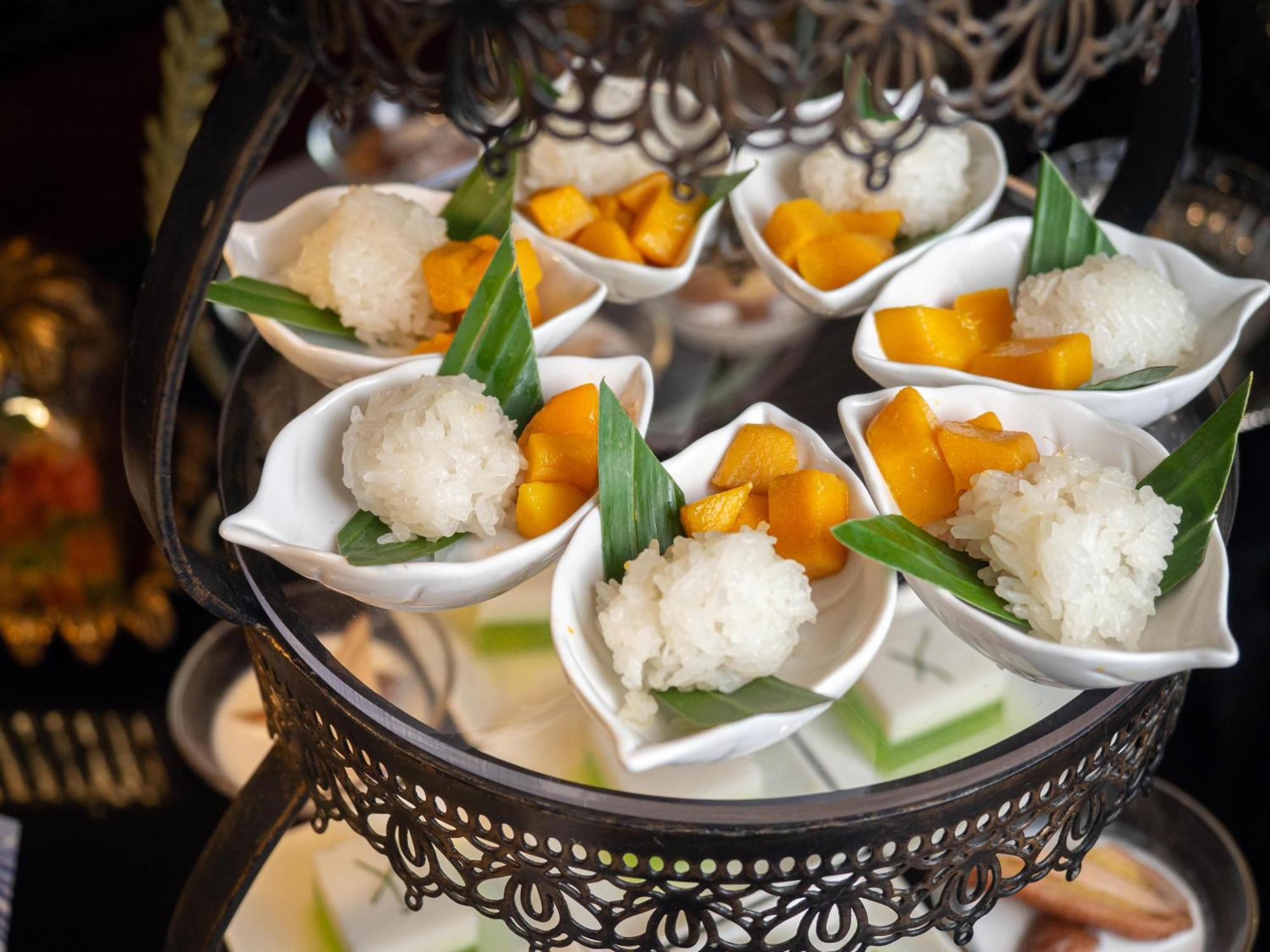 Akara Hotel Bangkok Zewnętrze zdjęcie Khao niao with mango