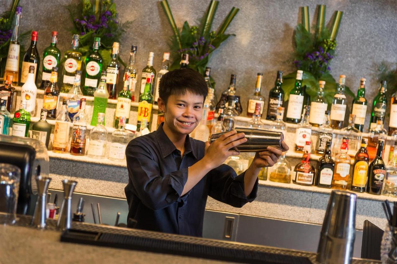 Akara Hotel Bangkok Zewnętrze zdjęcie A bartender shaking a cocktail