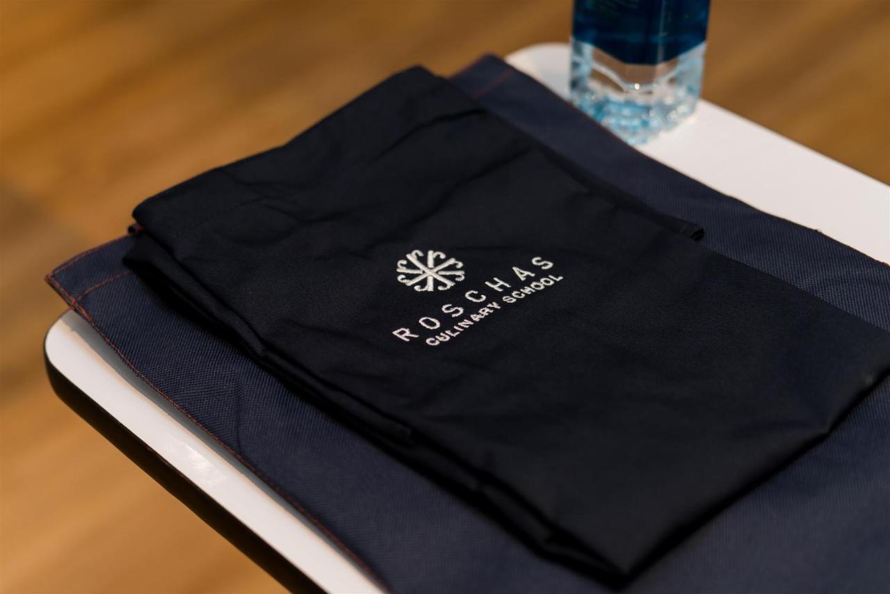 Akara Hotel Bangkok Zewnętrze zdjęcie A folded, embroidered napkin